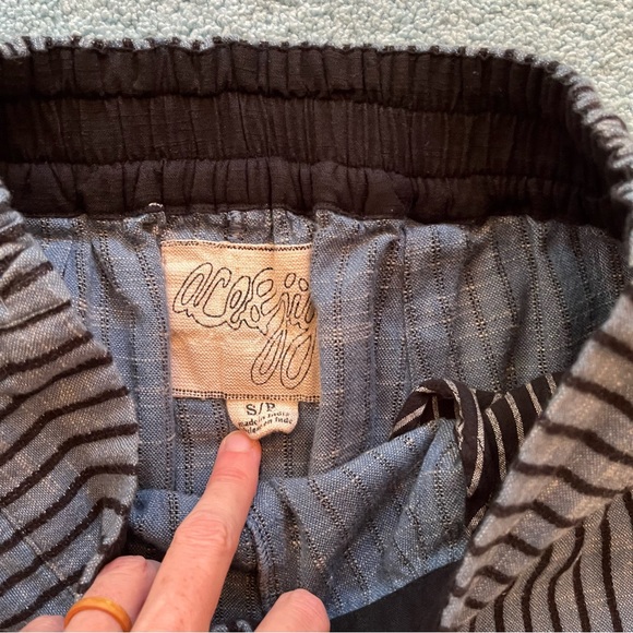 Ace&jig high waisted trousers / pockets/ elastic waist/ size small/ cuffs - Picture 3 of 3